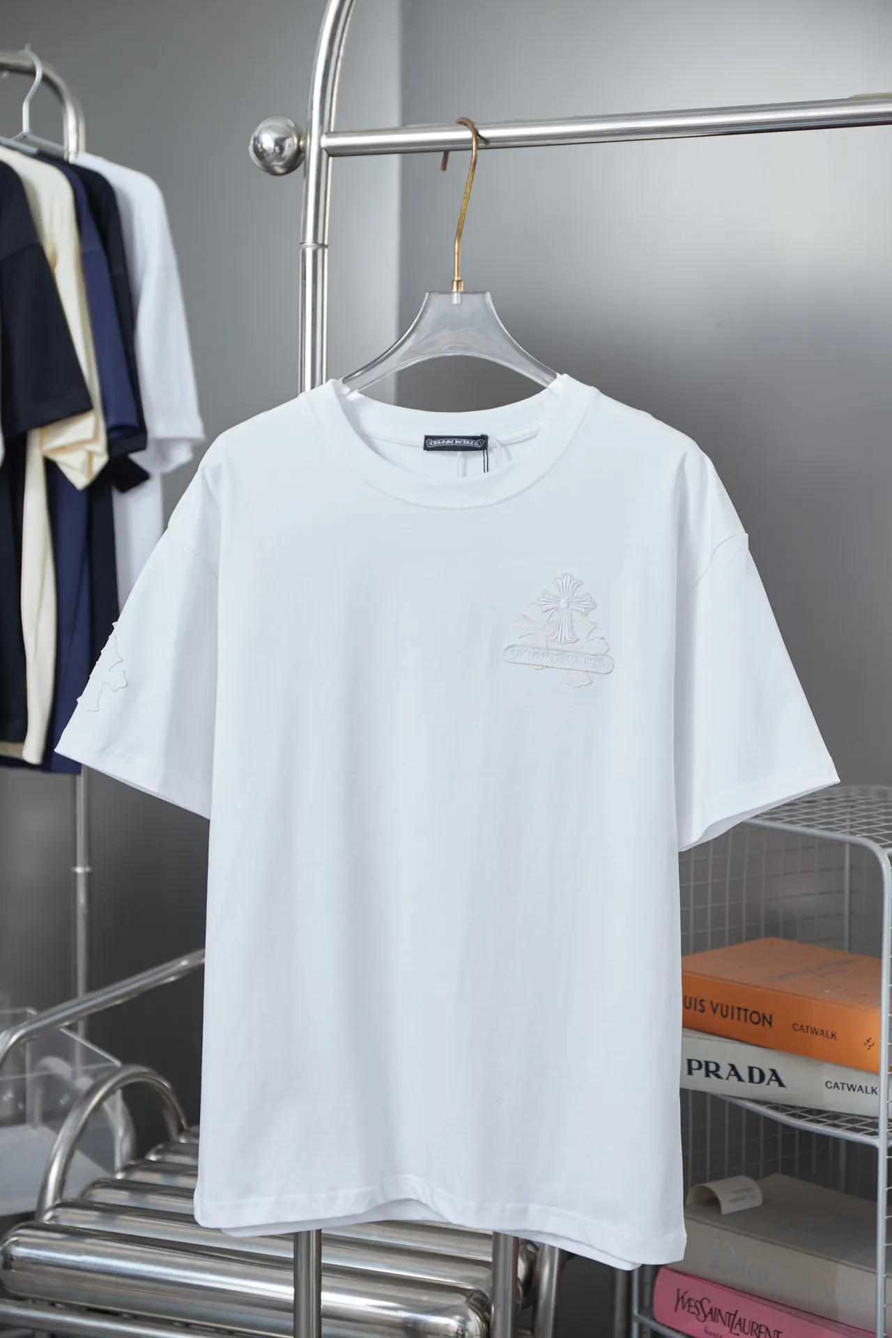 🅿️220 Ch*ome Hearte 25SS early spring new style, appliqué embroidered heart cross short sleeves, light luxury, essential item for daily commuting for men and women, correct version, welcome to compare, detailed features · 320g 100% pure cotton double yarn jersey fabric · Custom dyed in the same vat, special thickened 32 pieces double-strand 1X1 thread · Imported Tajima machine embroidery tatami embroidery ➕This cloth patch embroidery · Collar, cuffs, and hem are hand-frayed · Double-needle stitching across seams · Original main mark, washed tag, branded moisture-proof paper packaging Color: Black/White/Pink Size: S/M/L/XL